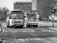 848072 Afbeelding van een streekbus (Lijn 55: Zeist Busstation) en een taxi op de vrije busbaan op de Heidelberglaan ...